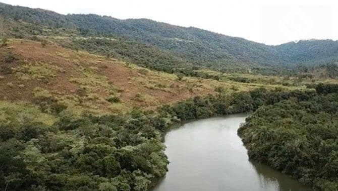 Fazenda 2129hectares 50km de Poços de Caldas/MG divisa com SP - Pastagem, cana de açúcar - casa - curral e rio cortando a fazenda.