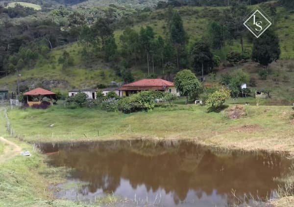 Fazendinha 2.2 hectares em Ipoema MG, casa, queijeira, lago com agua corrente,mina