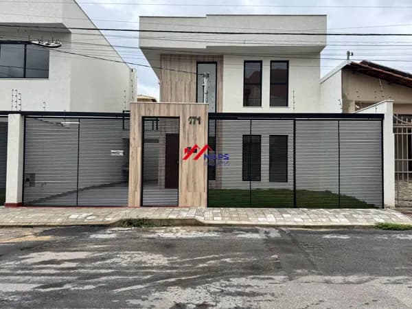 Casa à venda com três quartos, suíte e quatro vagas de garagem no bairro Planalto - Belo Horizonte/MG.