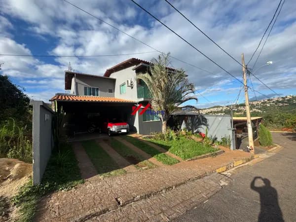 Casa em condomínio, com quatro quartos, suíte e quatro vagas de garagem, no bairro Paciência - Sabará/MG.