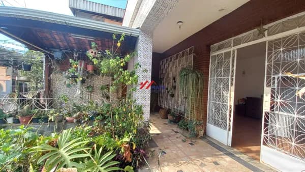 Casa com quatro quartos, e duas vagas de garagem no bairro Sagrada Família - Belo Horizonte/MG.