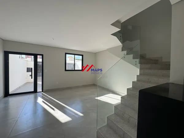 Casa geminada com três quartos, suíte e duas vagas de garagem no bairro Itapoã - Belo Horizonte/MG.