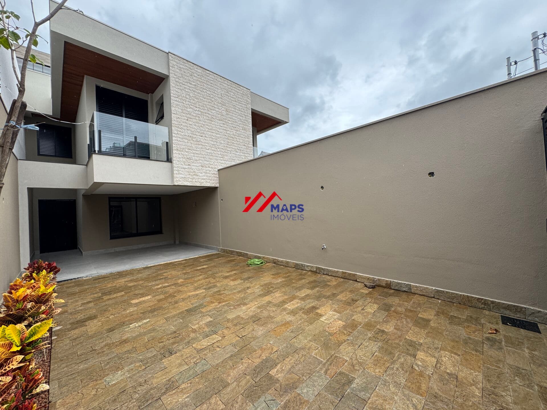 Casa geminada com quatro quartos, suíte e três vagas de garagem no bairro Jaraguá - Belo Horizonte/MG.