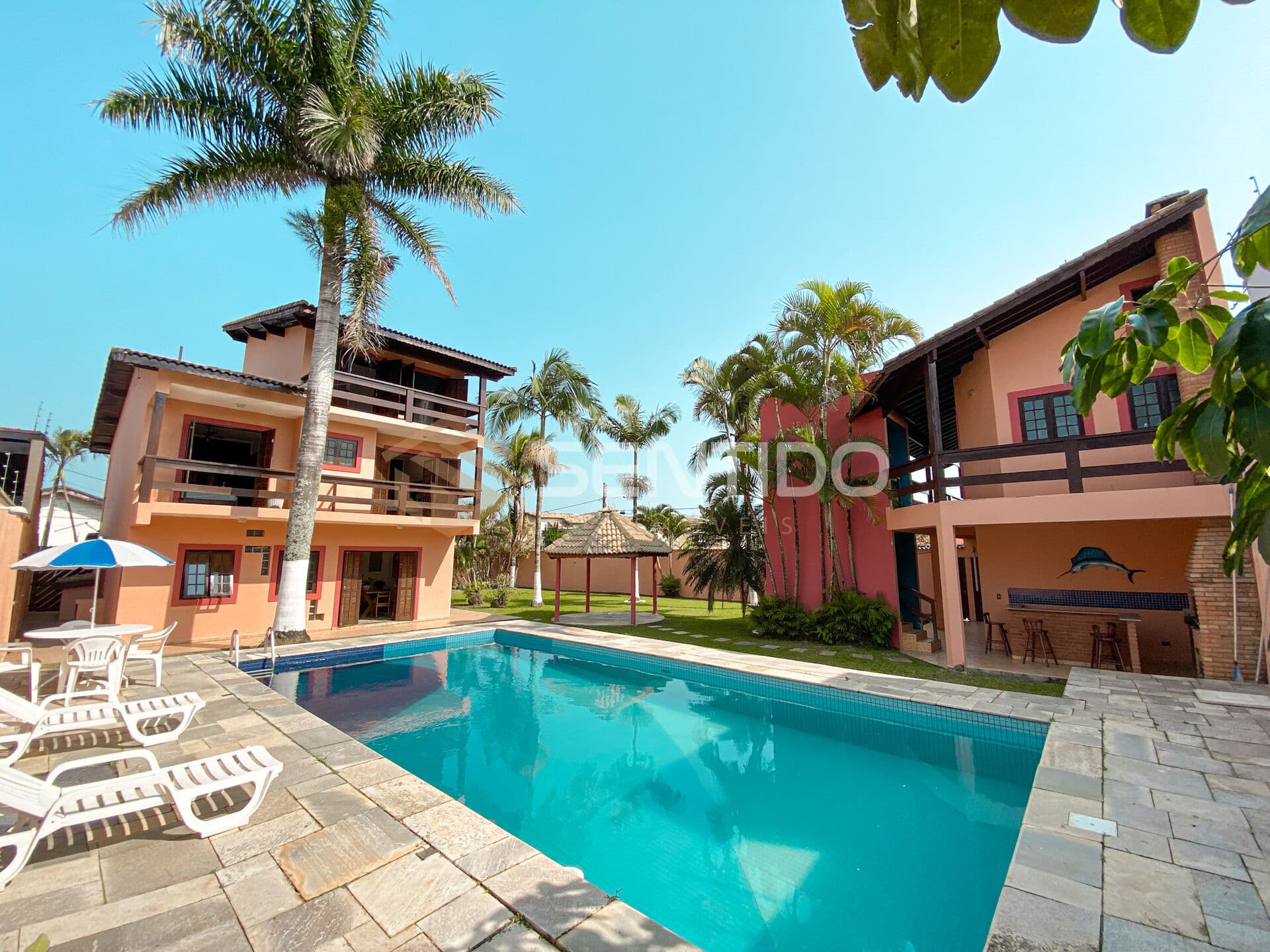 CASA TRIPLEX COM PISCINA IMENSA