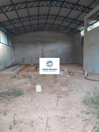 Galpão Comercial com 240m2 de área construída na entrada da cidade!