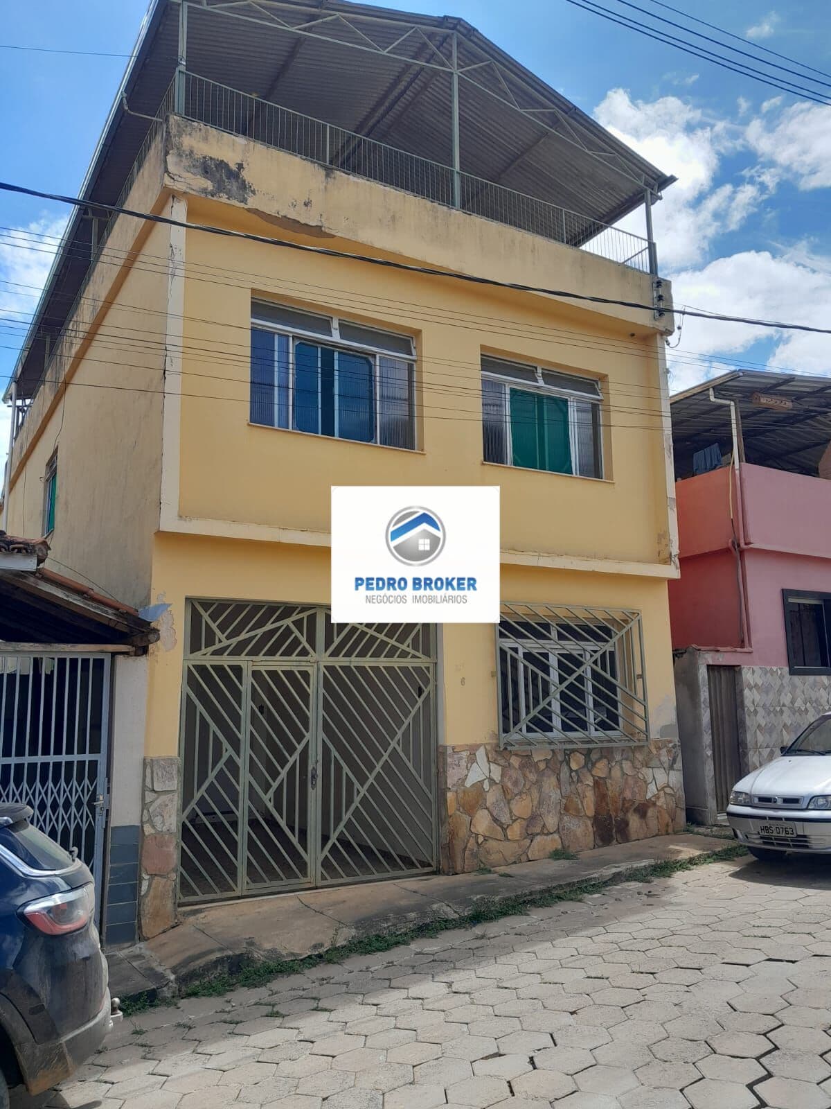 Casa 2 pav. 4 quartos SW, 2 frentes, ótimo preço no centro de Jequeri