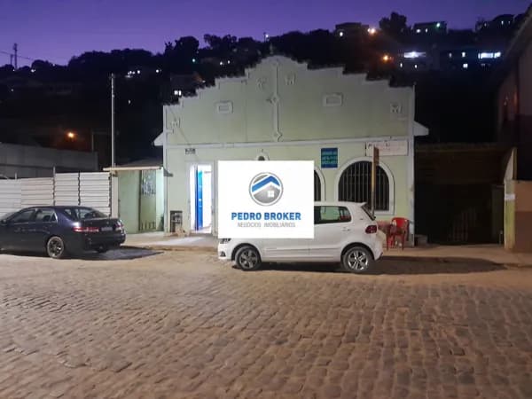 Lote 600m2 aprox., medindo 15 x 43, com uma casa antiga em ótimo ponto do centro de Urucânia MG,