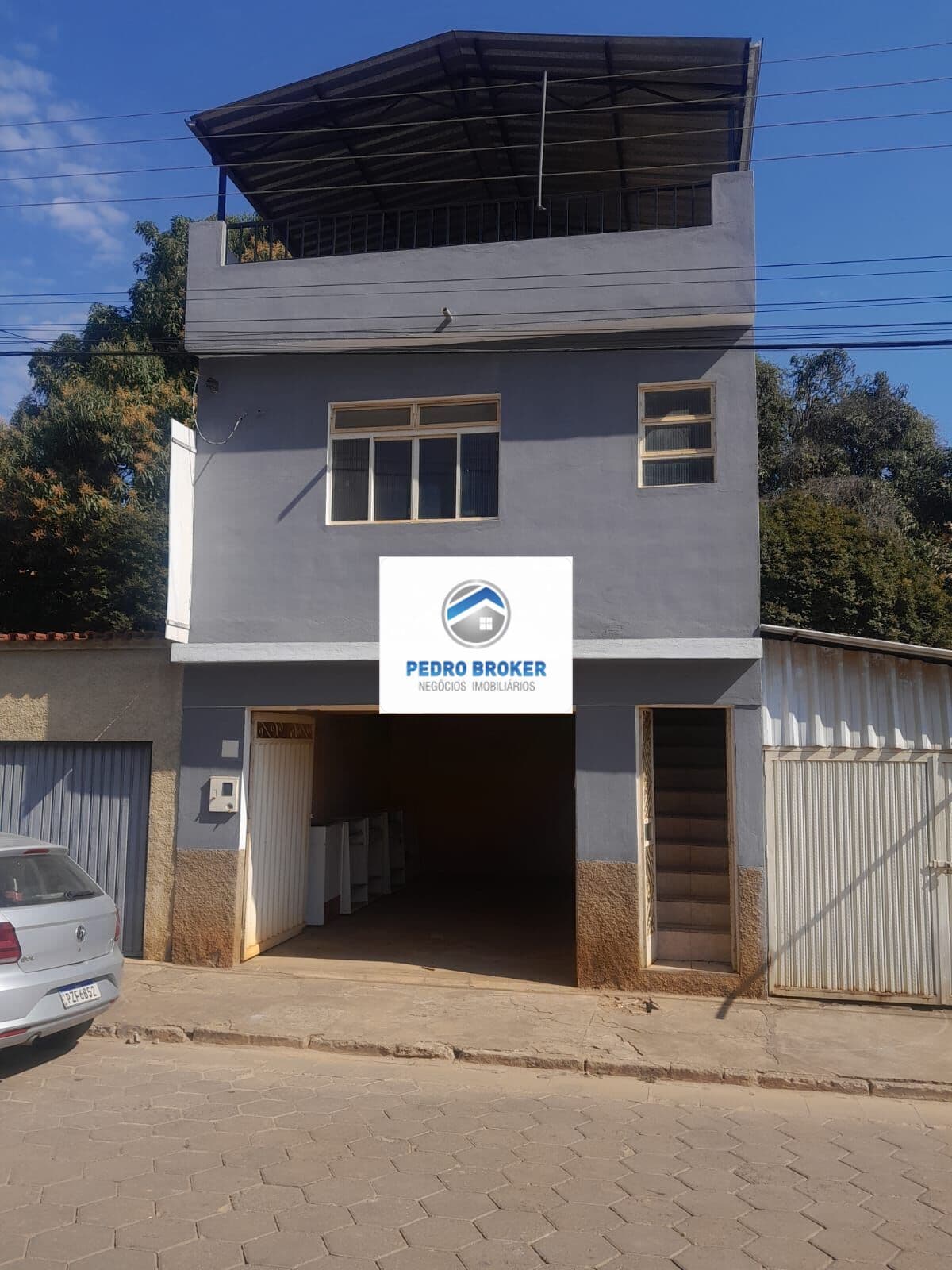Predinho Duplex sendo 2 quartos, cozinha, banheiro, garagem e terraço no centro de Jequeri MG
