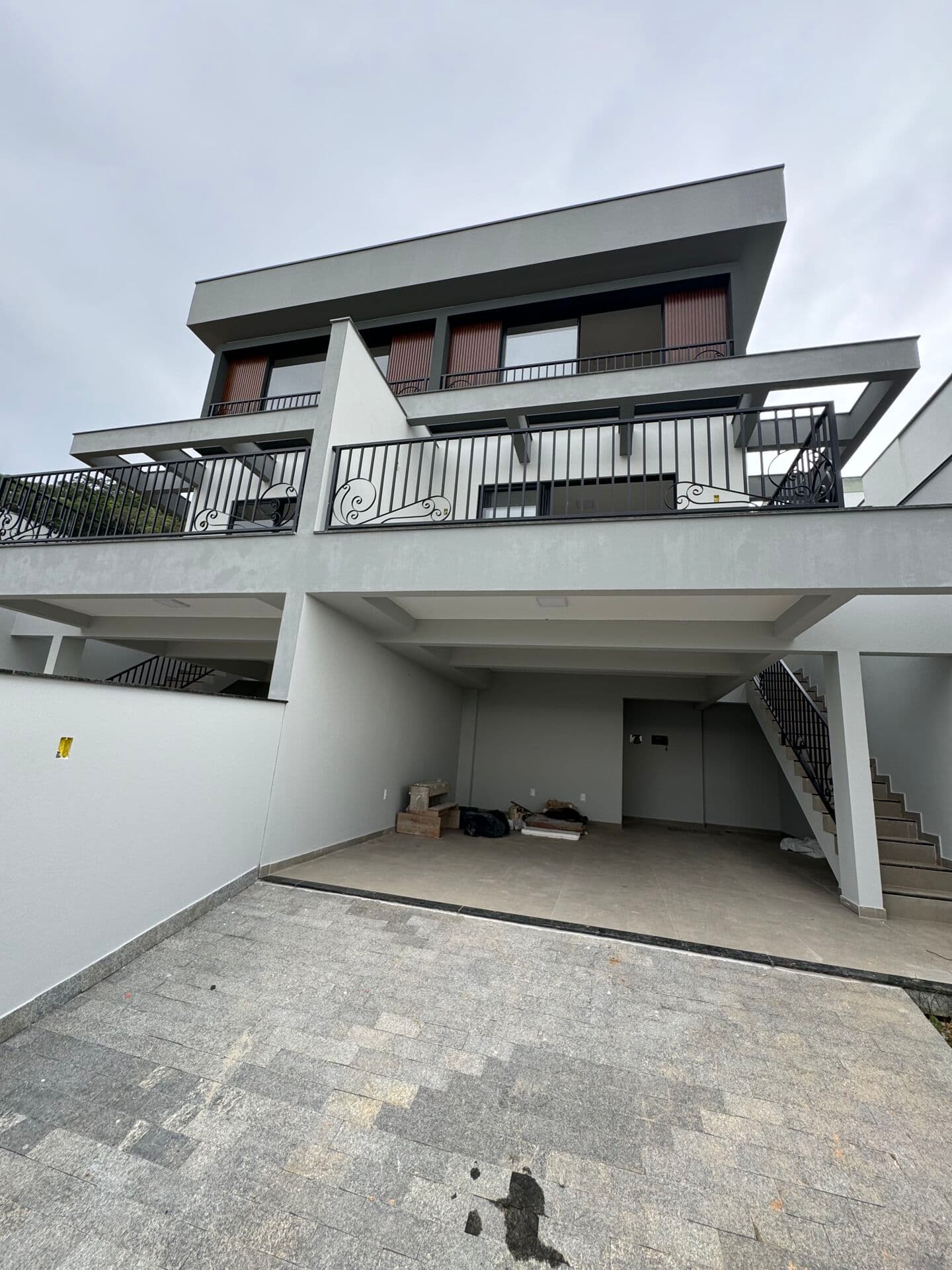 LINDO SOBRADO TRIPLEX