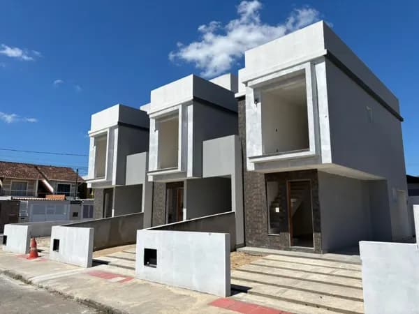 Sobrados novos em construção no Bela Vista