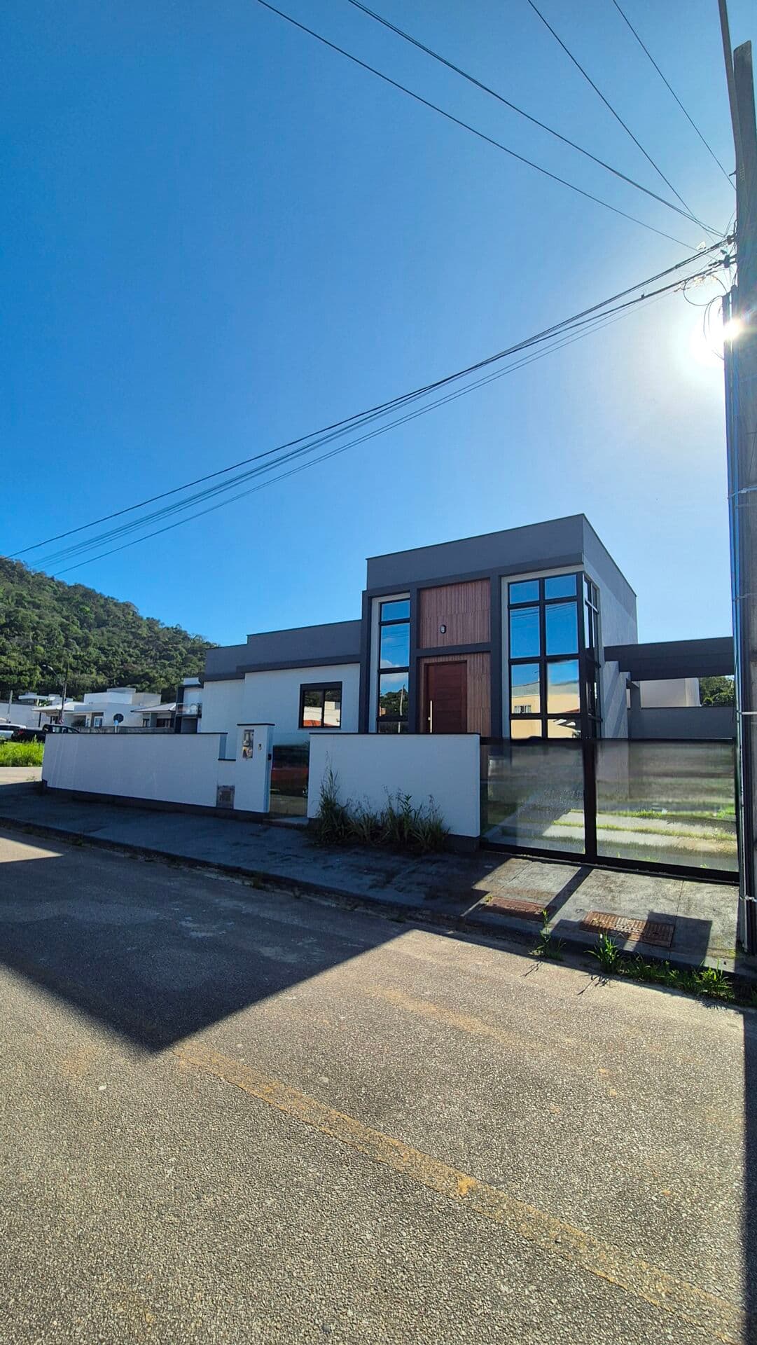 Casa Alto Padrão 3 Dorm. (1 suíte) R$ 635mil