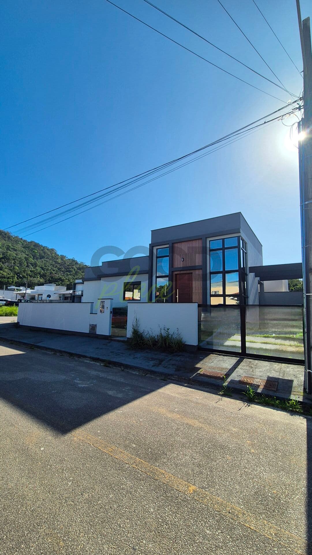 Casa Alto Padrão 3 Dorm. (1 suíte) R$ 635mil