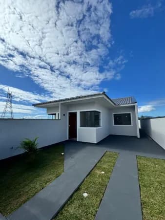 Casa geminada com suíte e churrasqueira