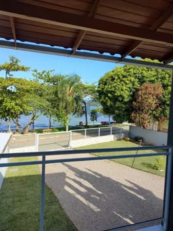 Casa de frente para o mar com rancho de pesca