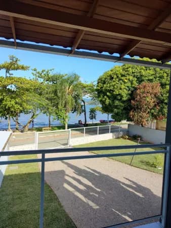 Casa de frente para o mar com rancho de pesca