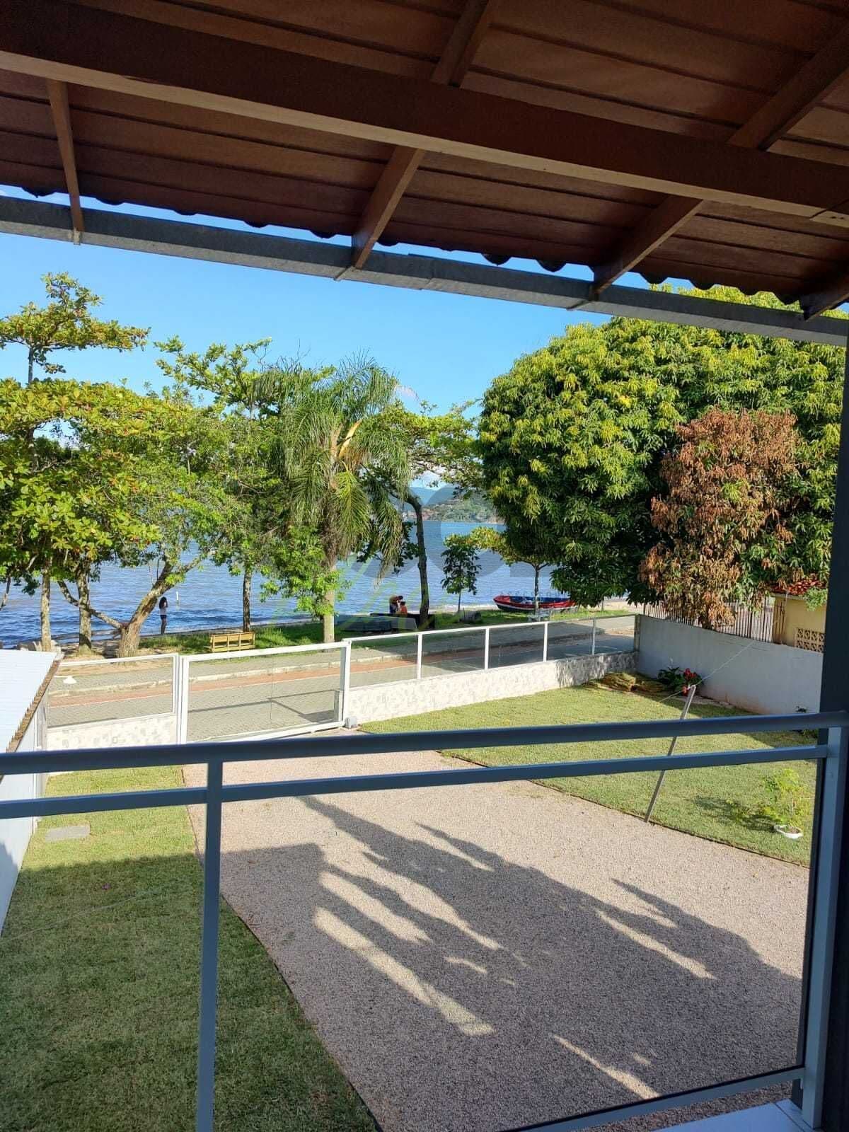 Casa de frente para o mar com rancho de pesca