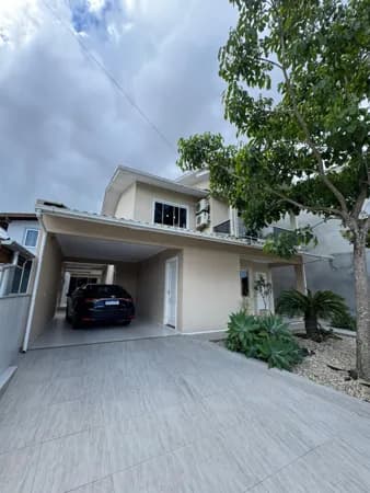 Casa Unifamiliar com 3 dormitórios (1 suíte ) com banheira