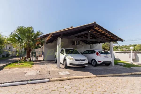 Casa em Condomínio fechado em Forquilhas Sj