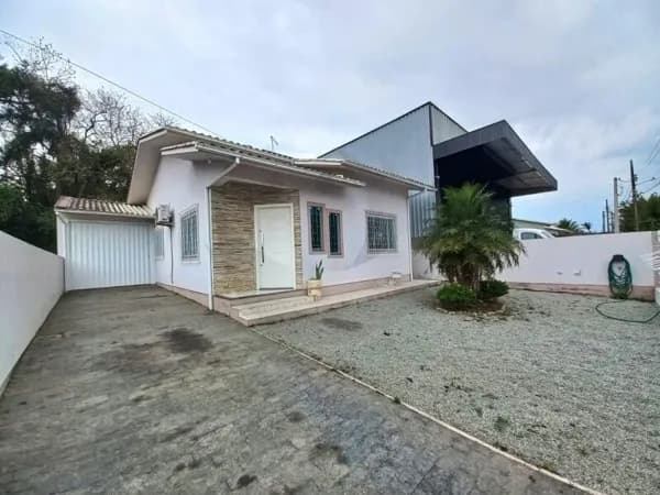 Casa sozinha no terreno