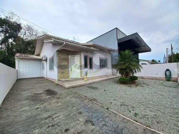 Casa sozinha no terreno