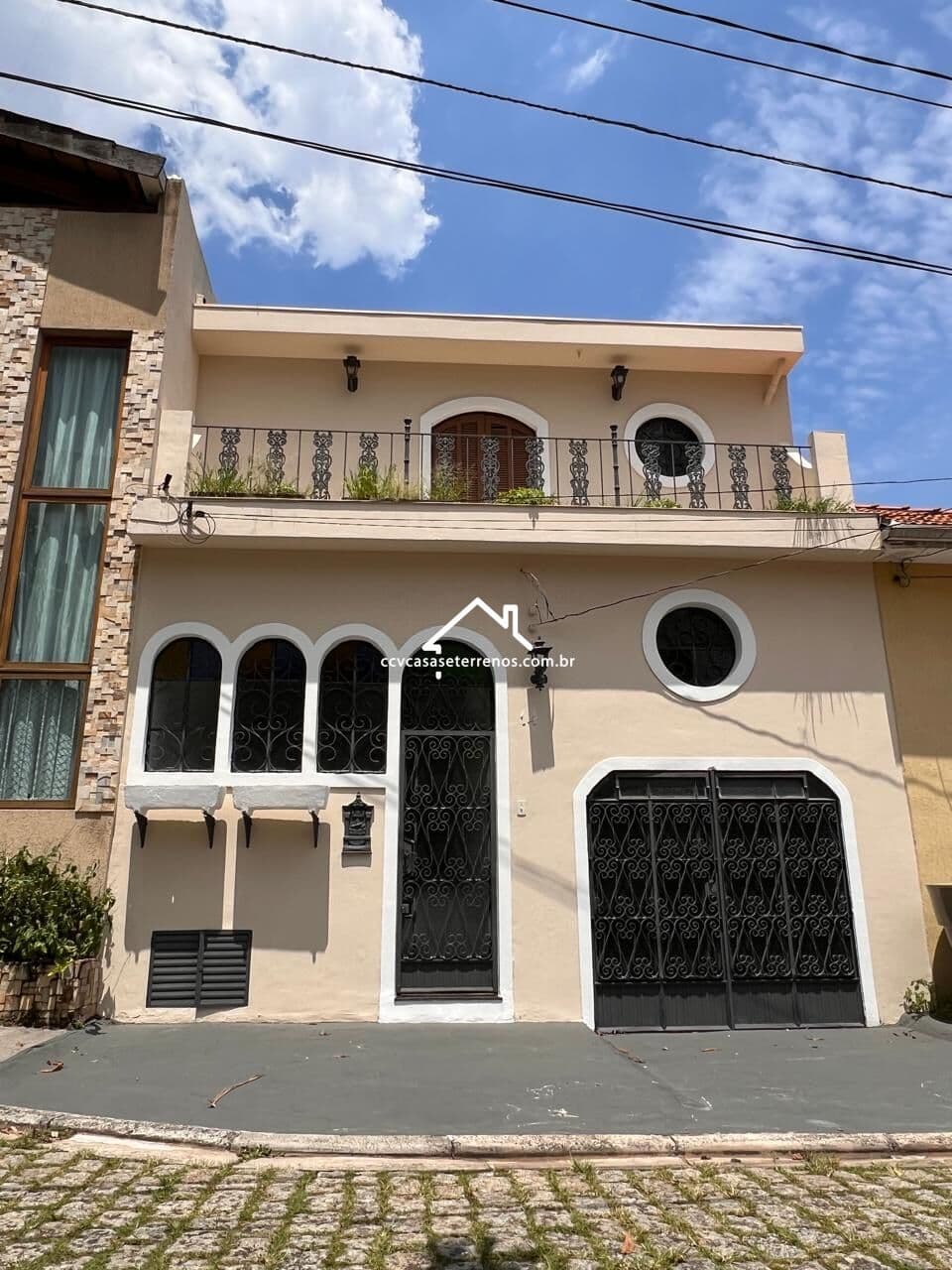 Sobrado em Vila Fechada