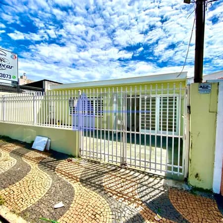 Casa com 3 Quartos e 2 banheiros à Venda, 152 m² por R$ 590.000, térrea reformada