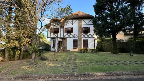 Casa Alto Padrão de estilo alemão com 7 quartos e 6 banheiros no Vale do Itamaracá em Valinhos