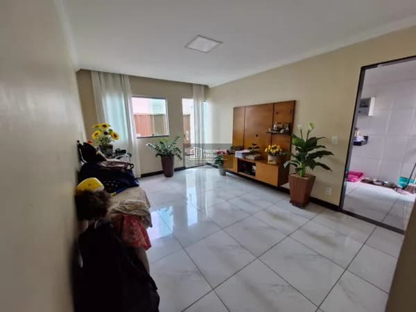 Casa 4 Quartos com Suíte e 2 Vagas – 220m² – Bairro Heliópolis, Região Norte – Belo Horizonte