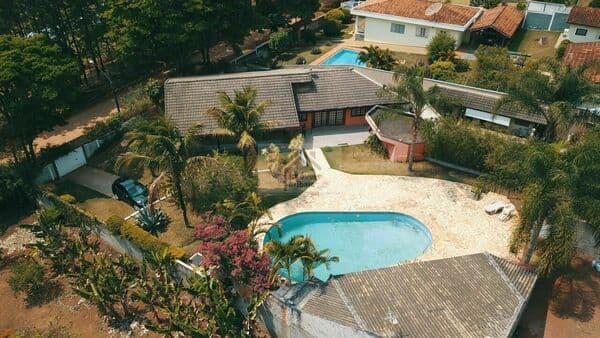 Excelente casa térrea em Atibaia localizada em local tranquilo com muito verde