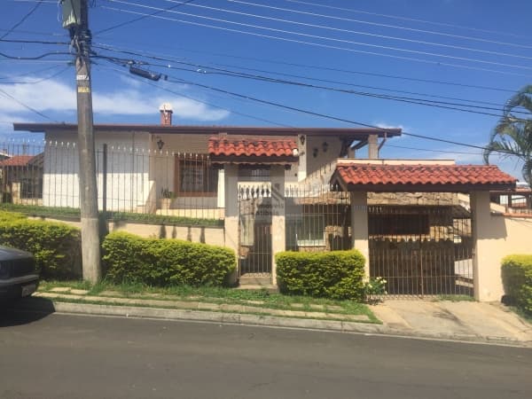 Ótima Casa Térrea com Piscina Próxima a Alameda Lucas Nogueira Garcez