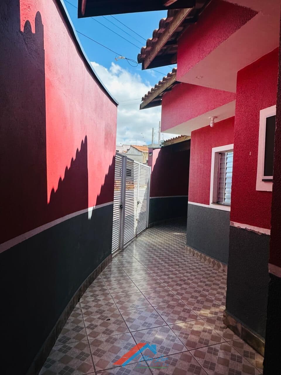 BELA CASA DE ESQUINA COM ÓTIMO CUSTO X BENEFÍCIO!