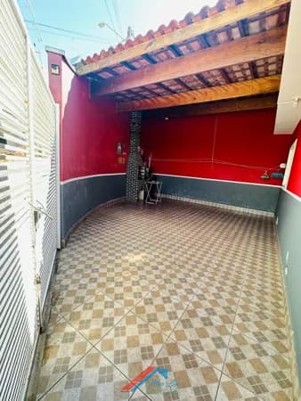 BELA CASA DE ESQUINA COM ÓTIMO CUSTO X BENEFÍCIO!