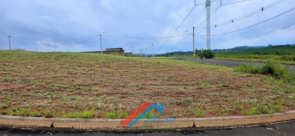 Lindo terreno de esquina em residencial planejado