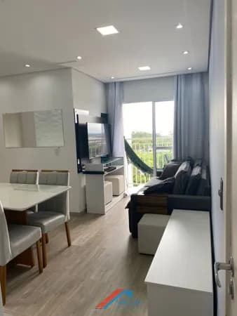 Belo imóvel semimobiliado em Condomínio Clube