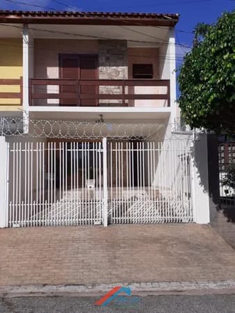 Belo sobrado em ótimo bairro