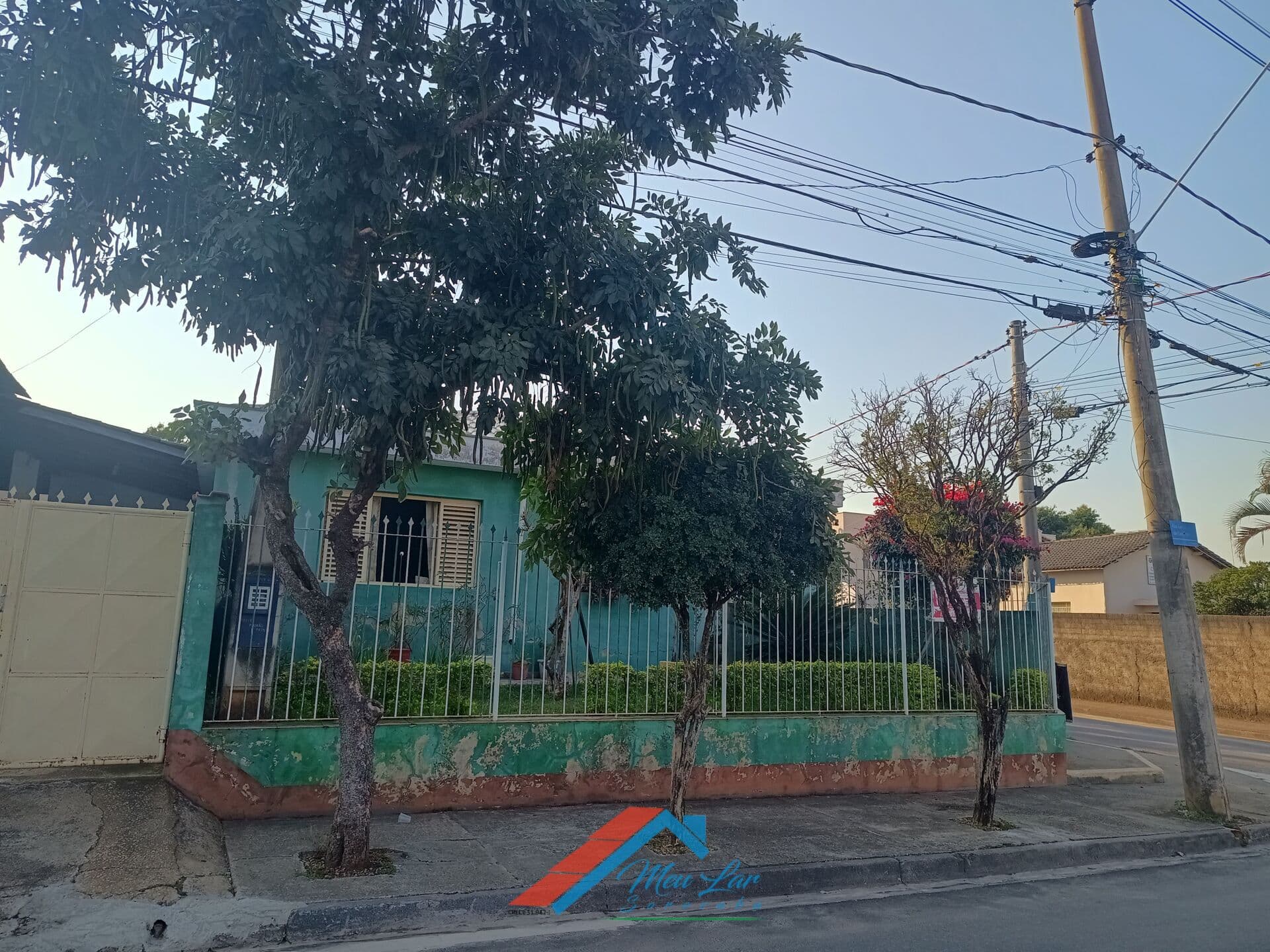 CASA COM TERRENO AMPLO