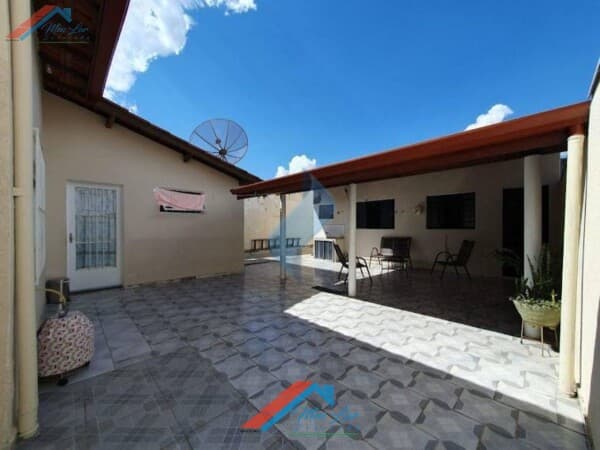 Imóvel com excepcional quintal na Zona Oeste