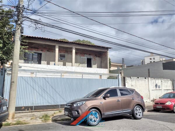 Casa simples em mega terreno e fácil acesso ao Centro