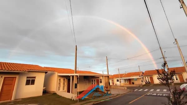 LINDA CASA TERREA EM CONDOMINIO COM ÓTIMO QUINTAL