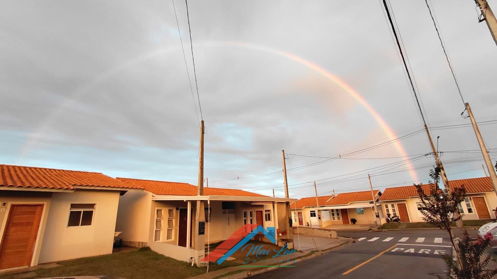 LINDA CASA TERREA EM CONDOMINIO COM ÓTIMO QUINTAL