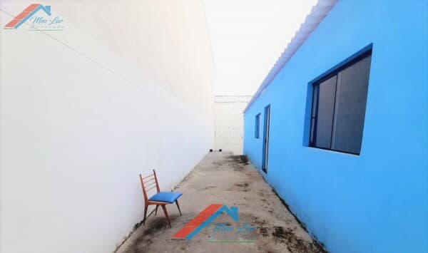 Casa com amplo terreno