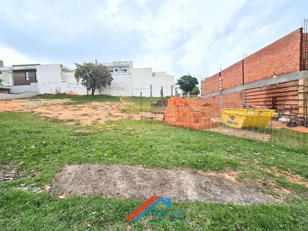 Belo terreno em Condomínio