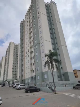 Belo imóvel novo em Condomínio Clube