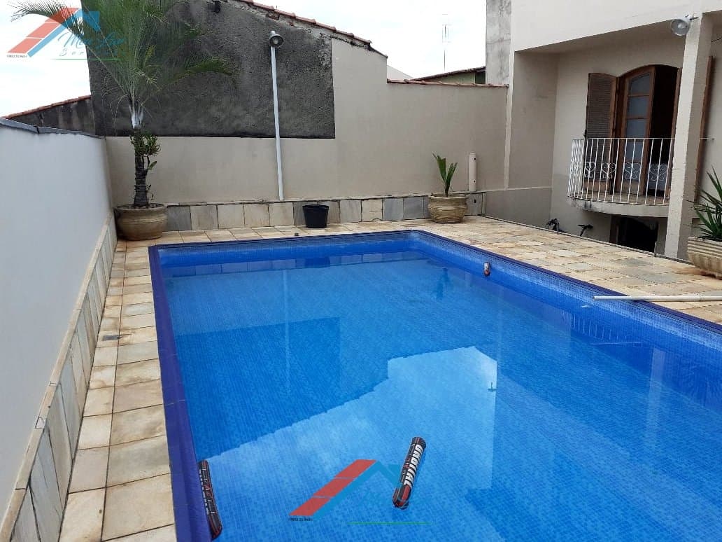 Linda casa com piscina em ótimo bairro