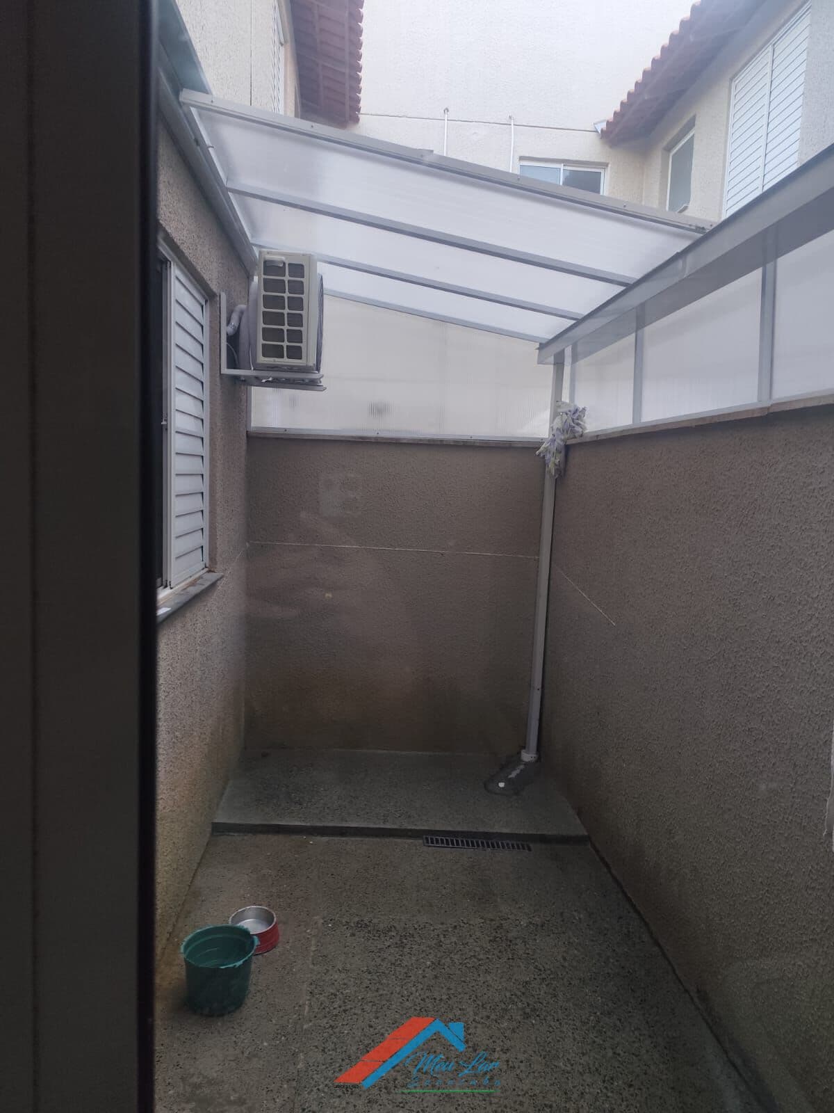 BELO APARTAMENTO COM QUINTAL PRIVATIVO!