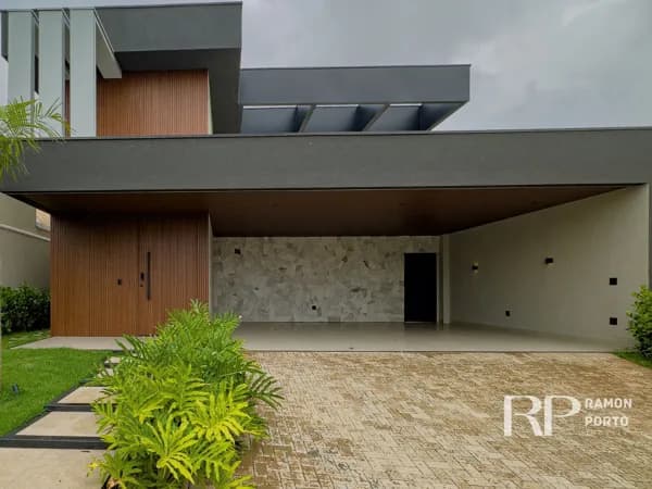 Casa térrea à venda no Condomínio Recanto do Lago com 4 suítes, piscina aquecida, energia fotovoltaica.
