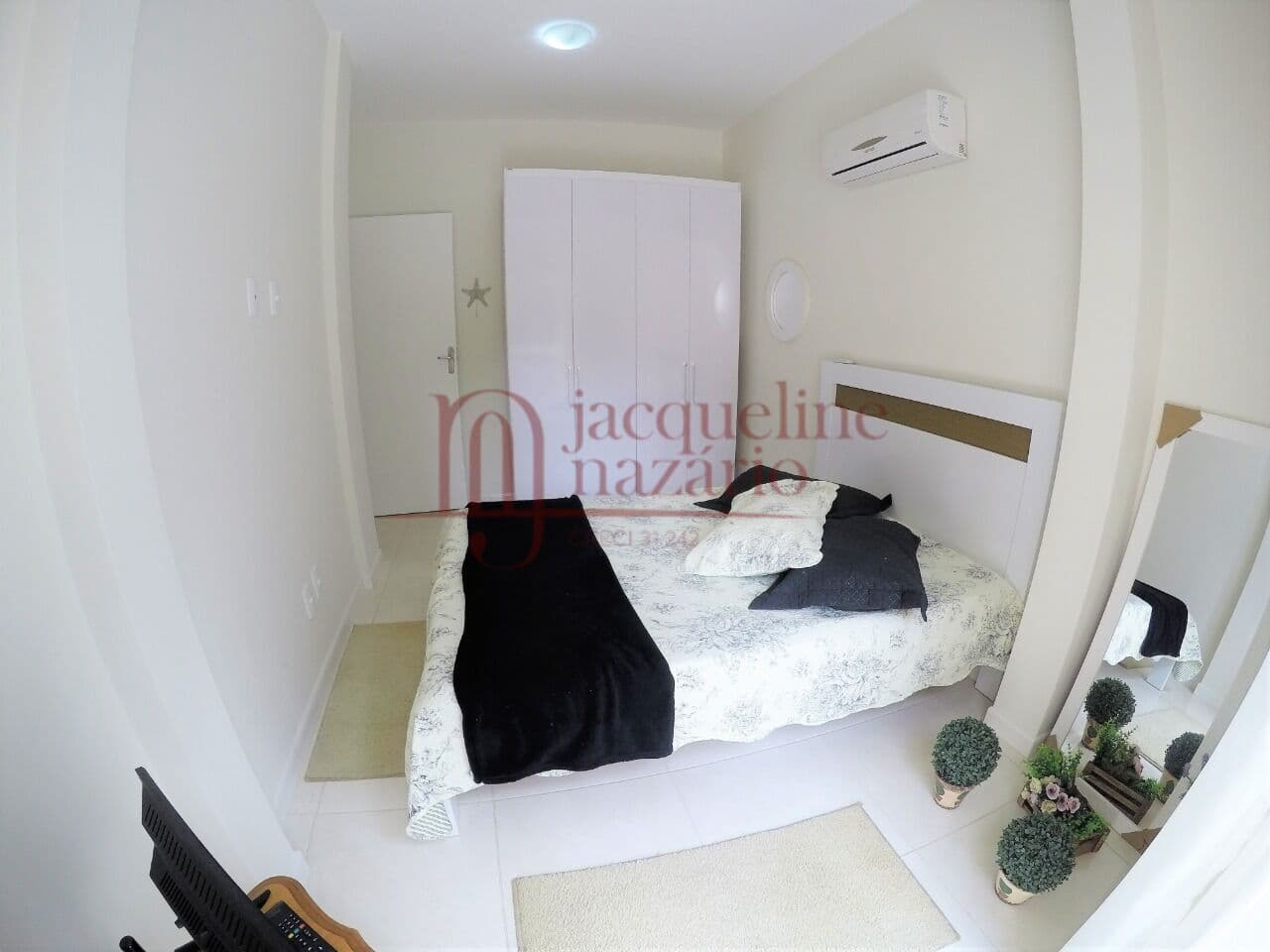 1 quarto apenas 500 metros da praia central de Balneário Camboriú