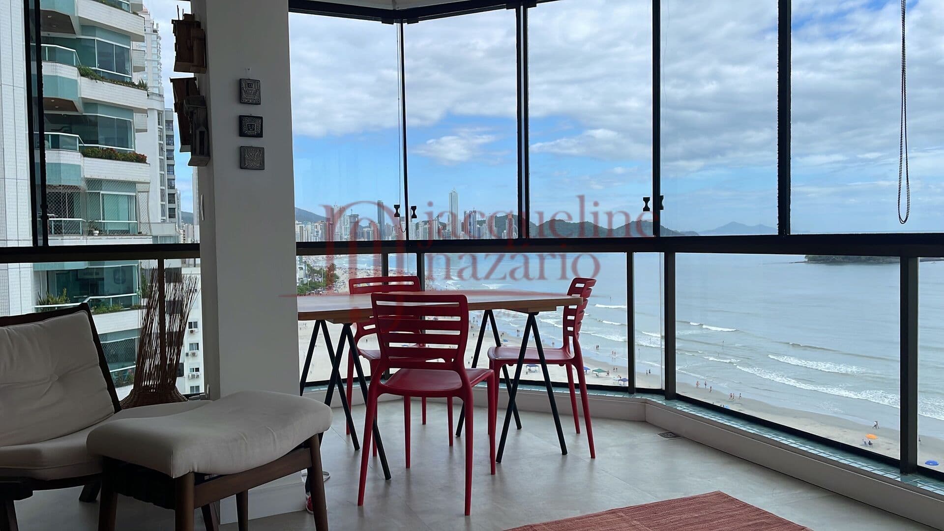 Ed. Continental| 4 suítes frente mar na praia Central de Balneário Camboriú