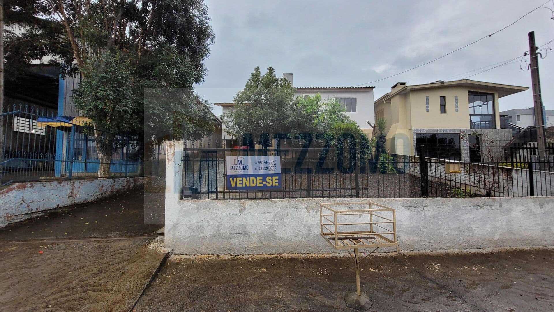 CASA COM AMPLO ESPAÇO