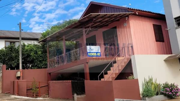CASA EM MADEIRA COM EXCELENTE LOCALIZAÇÃO